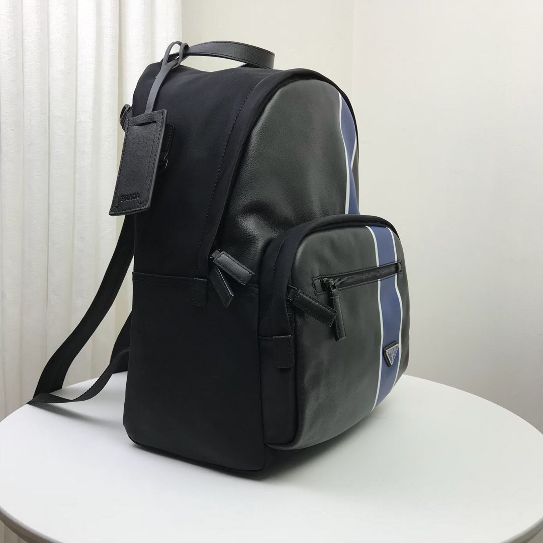 高仿男包【頂級原單】Prada新款雙肩包 型號2VZ066 顏色：黑+黑+藍高仿a貨