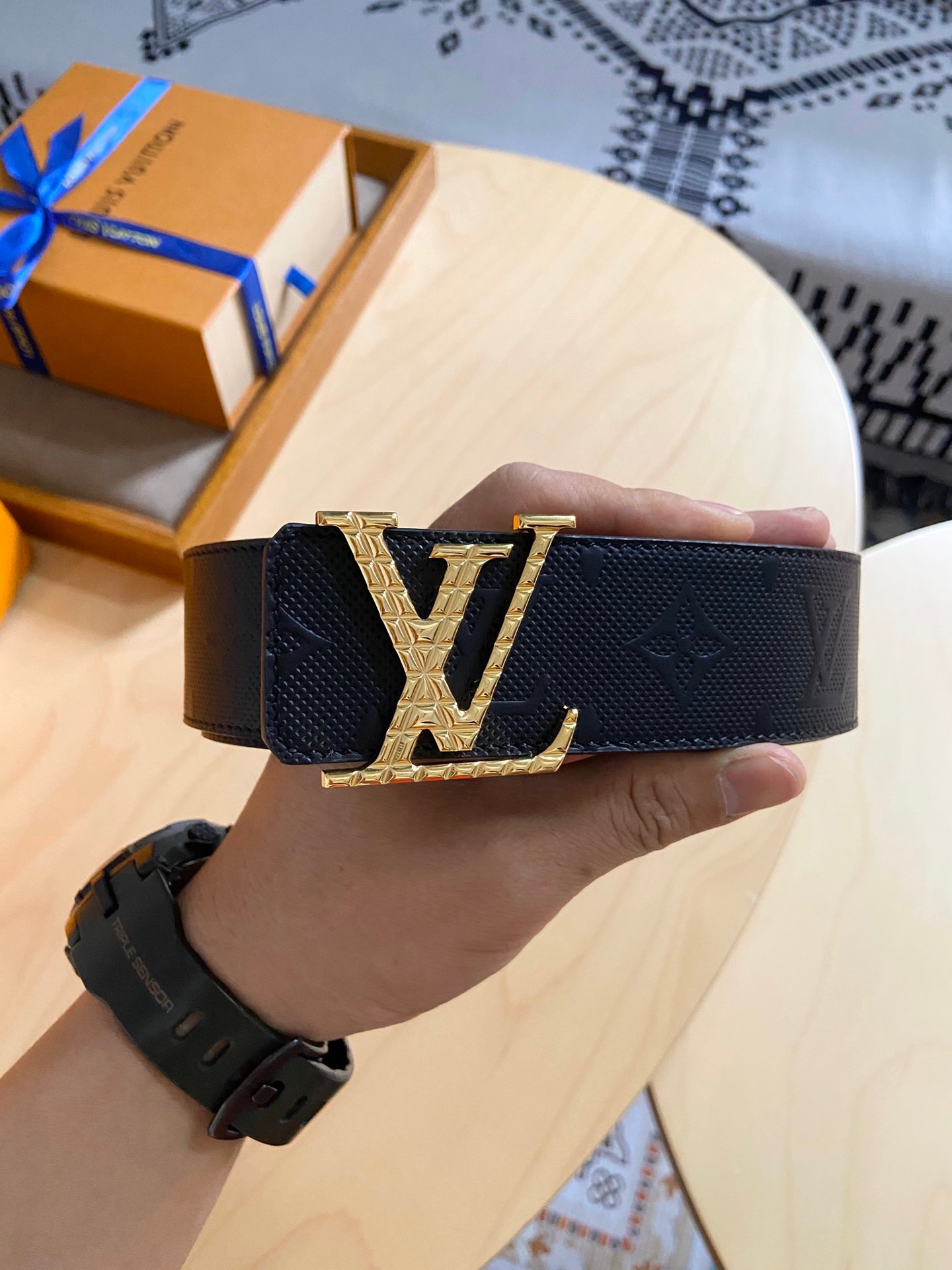 LV新品 雙面腰帶將彩色呈現在腰帶之中 襯托柔軟原廠小牛皮高仿a貨